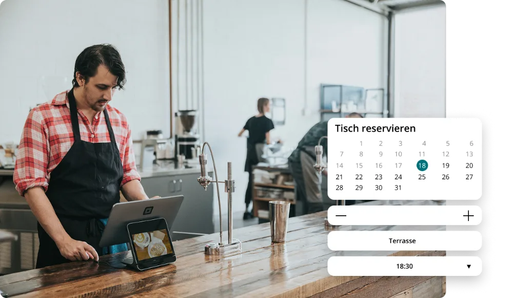 Barista an der Theke mit Tablet, daneben die Tischreservierung im Kalender
